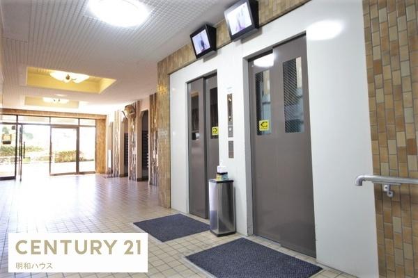 ���r�[ 2��̃��j�^�[�t�G���x�[�^�[�Ŋy�X�ړ��I