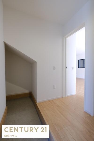 ���� 1�����͊K�i���ɓy�Ԏ��[������܂�