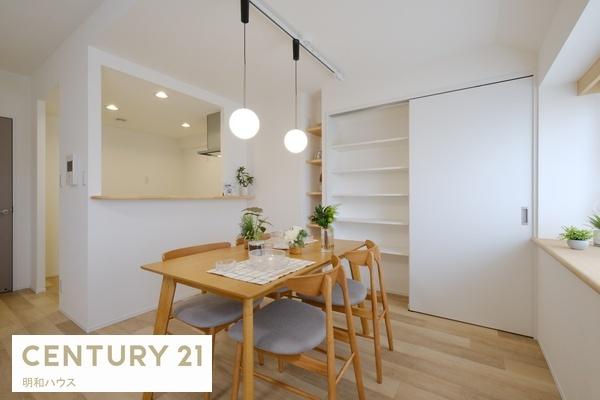 ���r���O �Ƒ��̗l�q���`����l�C�̑Ζʎ��L�b�`���I